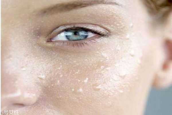 皮肤出油用什么护肤品