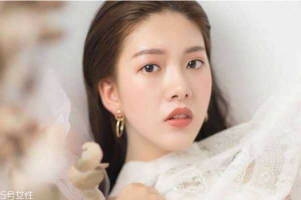 脸上的斑是怎么形成的