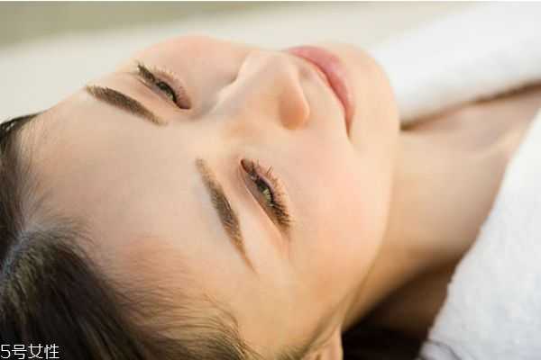 安检水乳要拿出来吗