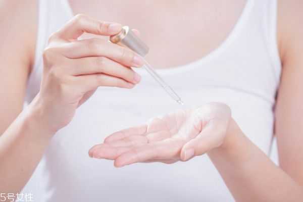 先用爽肤水还是精华水