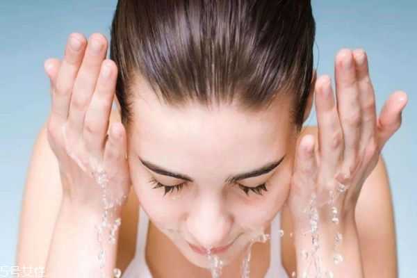 皮肤出油用什么护肤品