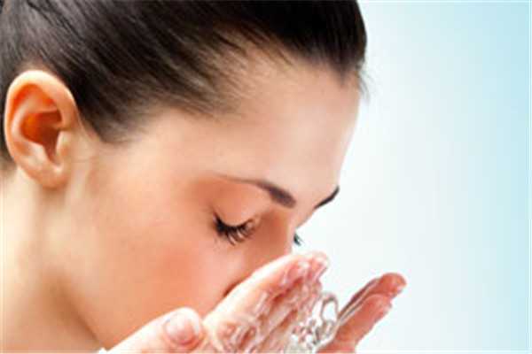 油性皮肤一天洗几次脸