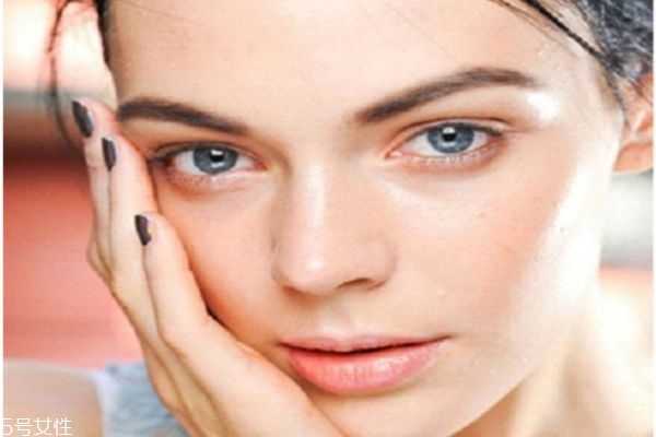 皮肤出油用什么护肤品