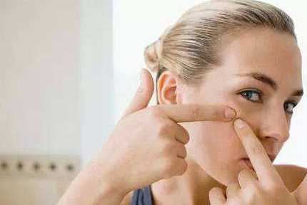 痘痘挤出来的白色东西是什么？痘痘挤破了出血怎么办