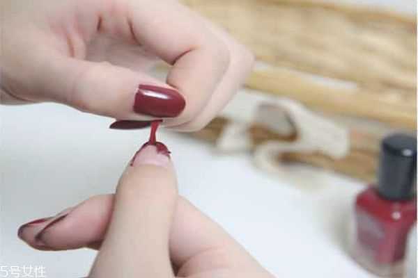 撕拉指甲油容易掉落怎么办?如何让可撕指甲油不掉 撕拉指甲油容易掉落怎么办?如何让可撕指甲油不掉