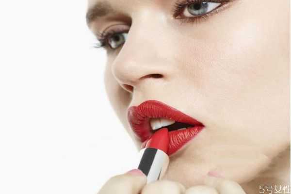 口红怎么洗卸掉？唇部可以不用卸妆水卸吗
