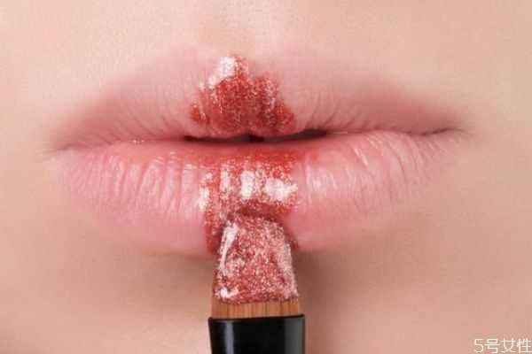 素颜口红用哑光还是滋润的?唇釉是哑光的好还是滋润的好 素颜口红用哑光还是滋润的?唇釉是哑光的好还是滋润的好