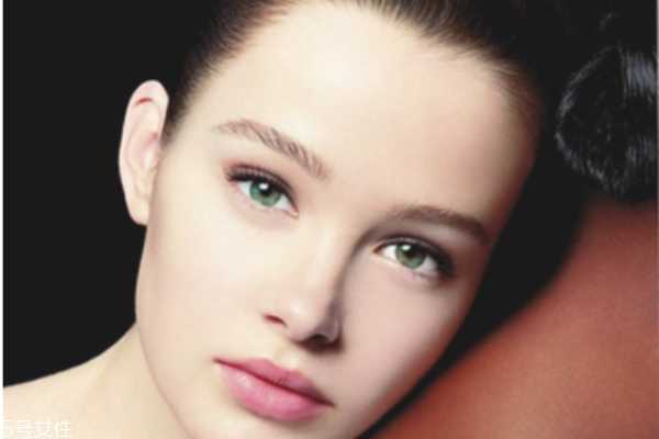 怎么去除眼部皱纹和黑眼圈