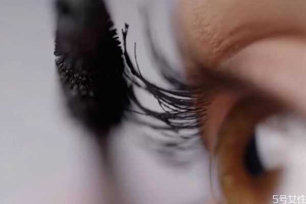 种睫毛可以涂睫毛膏吗？睫毛膏的使用误区