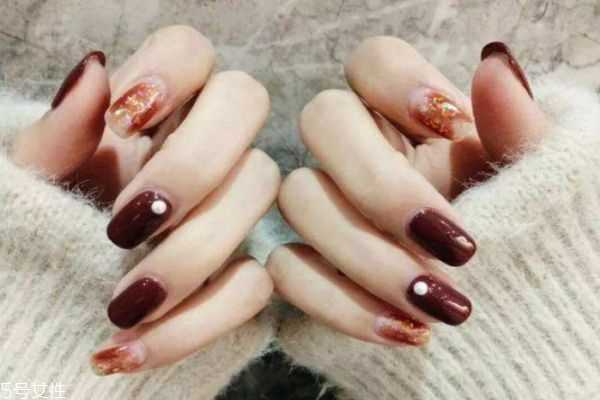 怎么挑选适合自己的颜色的美甲？什么颜色的指甲油显手白