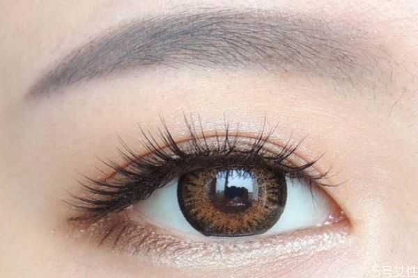 怎样才能让眼睫毛变翘？让睫毛翘起来的小窍门