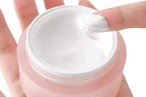 涂了素颜霜需要用卸妆水吗 涂了素颜霜需要用卸妆水吗