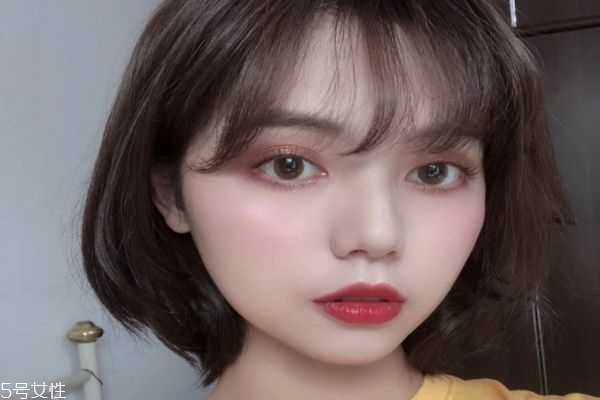 素颜也显白的口红有哪些？无敌百搭蜜桃色口红推荐