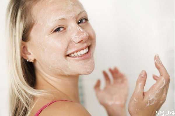 卸妆乳好还是卸妆膏好 敏感肌用卸妆膏还是卸妆乳