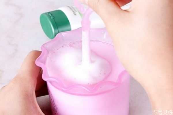 洗脸一定要用洗面奶吗 洗面奶洗脸的最佳时间
