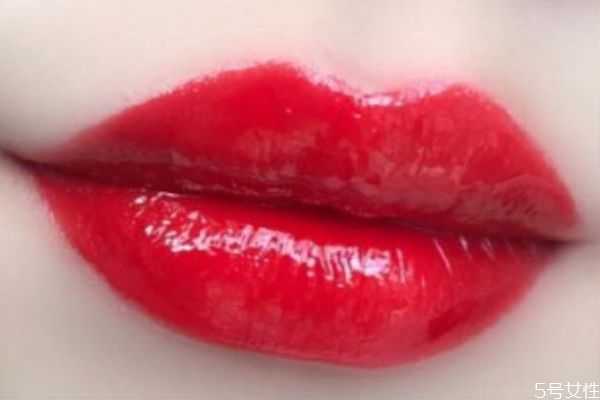 唇釉太油腻怎么处理？唇釉太油亮一擦就掉