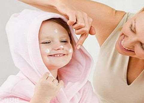 婴儿乳液和宝宝润肤霜哪个好？婴儿乳液和宝宝润肤霜区别