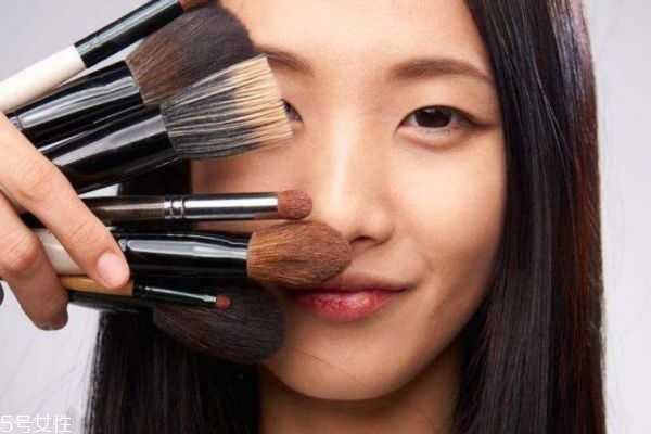 化好妆后出油怎么办？为什么化妆后会出油