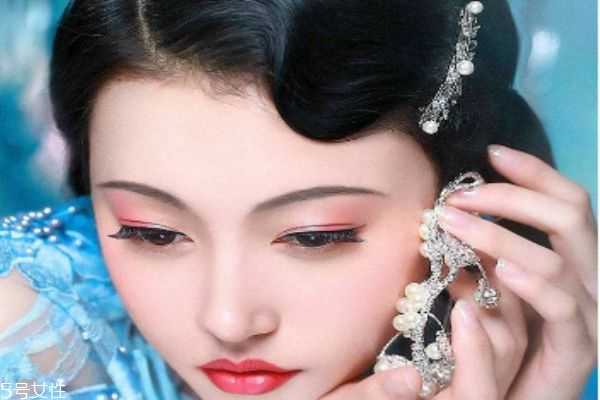 旗袍妆眼影画法