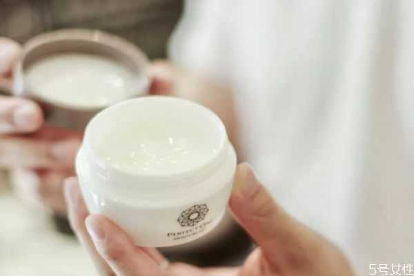 ​长期不用面霜会有什么后果？使用保湿面霜的方法