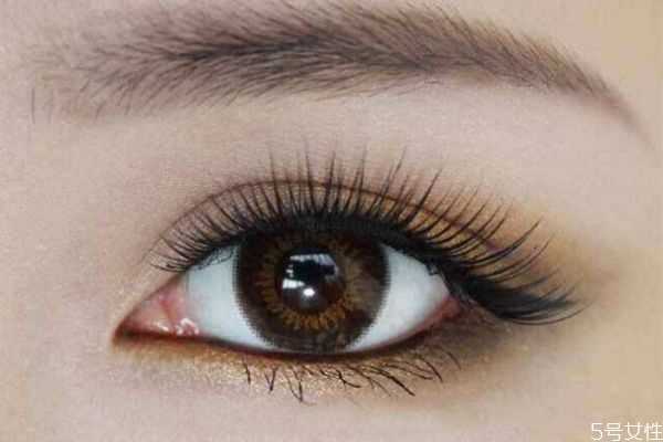 新手可以自己贴假睫毛吗？新手如何粘假睫毛