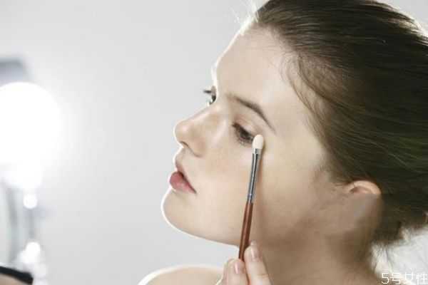 眼妆总是晕染怎么办？如何化眼妆不晕染