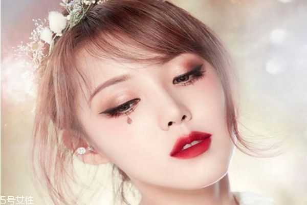 美瞳怎样佩戴眼睛比较舒适？什么美瞳舒适不伤眼睛