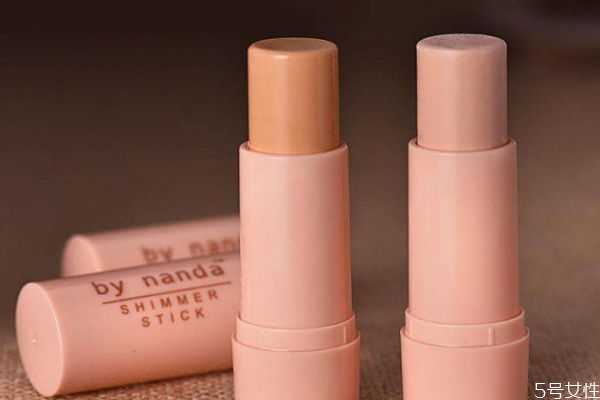 高光棒应该怎么用呢？高光棒和高光粉哪个好用呢