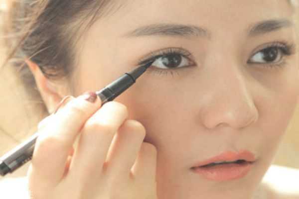 内双的人怎么画眼线