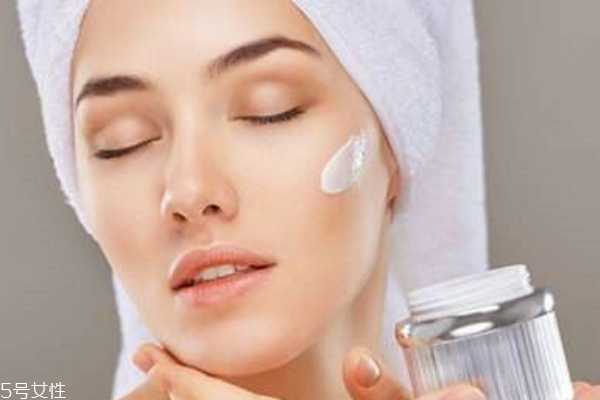 冬天油性皮肤用什么护肤品