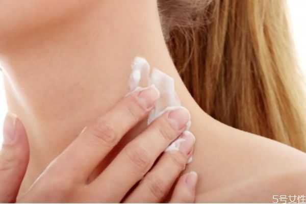 脖子上总是长痘痘是怎么回事？脖子上长痘痘原因