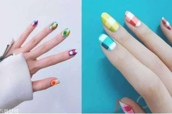 莫兰迪色美甲图 几何线条美甲图片