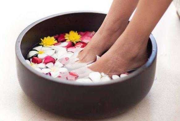 女生经期泡脚的好处！经期能不能用生姜泡脚？