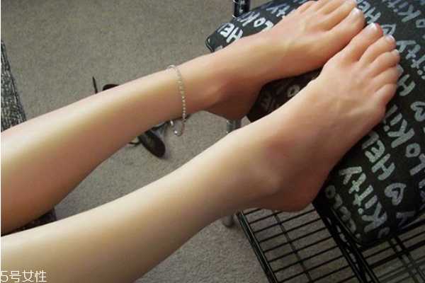 冬天脚后跟开裂怎么办 冬天脚开口子这样做