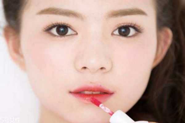 什么颜色的口红接近唇色？接近唇色的口红色号有哪些