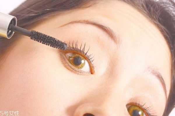 先画眼影还是先涂睫毛膏？先画眼影还是先夹睫毛