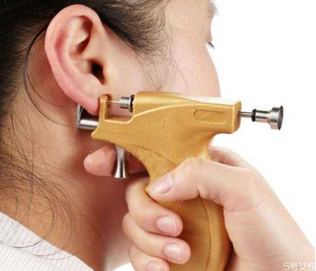 耳洞有臭味是怎么回事?枪打耳洞注意事项 耳洞有臭味是怎么回事?枪打耳洞注意事项