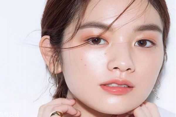 上完粉底液脸上起皮是怎么回事? 上完粉底液脸上起皮是怎么回事?