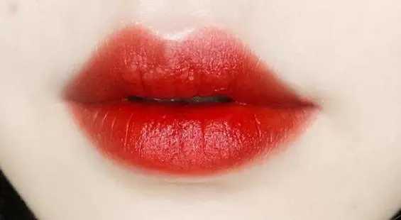 白皮肤用什么色口红显白 白皮肤用什么色口红显白