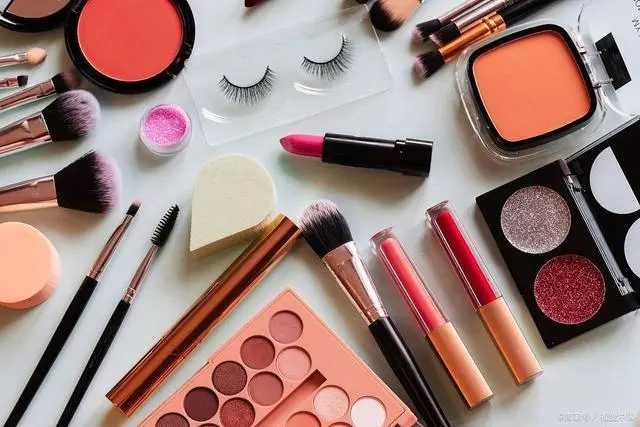 女士化淡妆需要哪些东西 女士化淡妆需要哪些东西