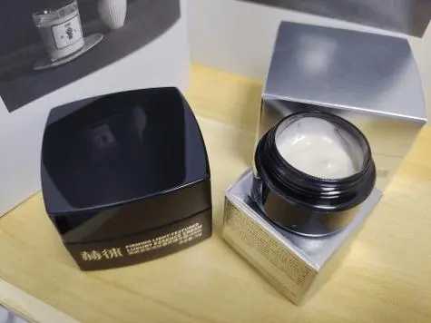 擦脸乳液好还是面霜好