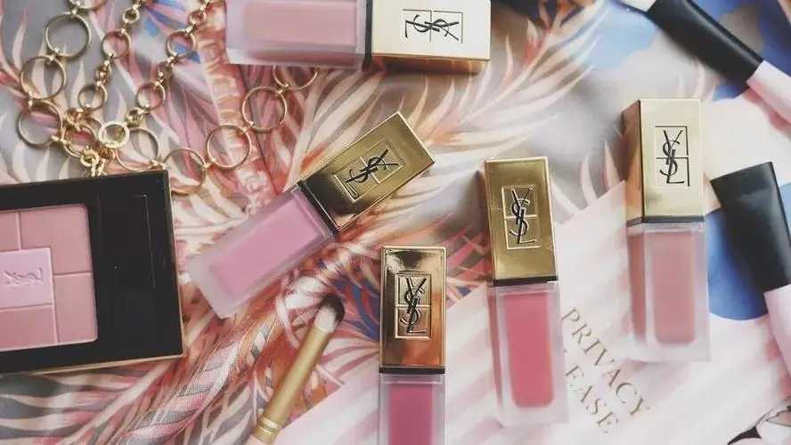 口红涂多了嘴巴会变白吗