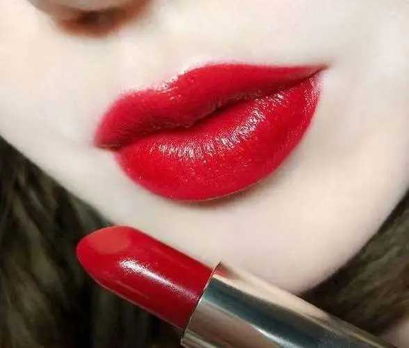 正红色口红是什么颜色