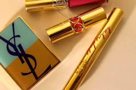 玫瑰色口红适合什么肤色的人？玫红色口红显黑还是显白