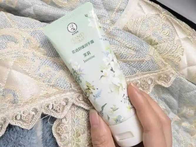 使用护手霜后需要洗手吗?护手霜正确的涂手方式 使用护手霜后需要洗手吗?护手霜正确的涂手方式