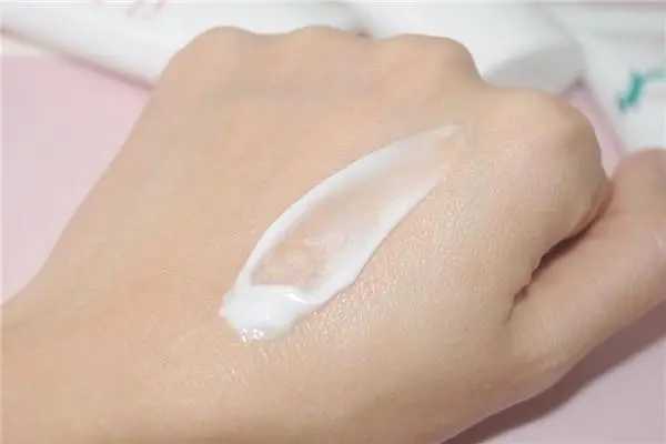为什么某些护手霜涂抹后会留下油腻感？