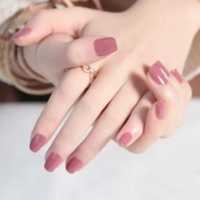 手黑涂什么颜色的指甲油好看