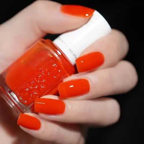 手黑涂什么颜色的指甲油好看