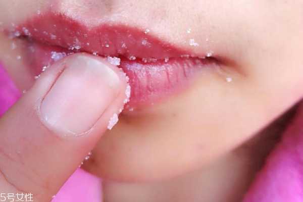 秋季如何护理唇部