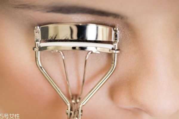 先用睫毛夹还是睫毛膏?正确使用睫毛夹方法 先用睫毛夹还是睫毛膏?正确使用睫毛夹方法